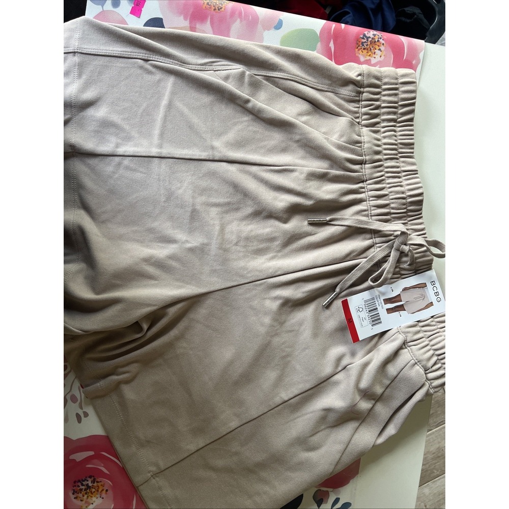 NWT  Women's BCBG Tan Pull-On Casual Shorts - Size Medium